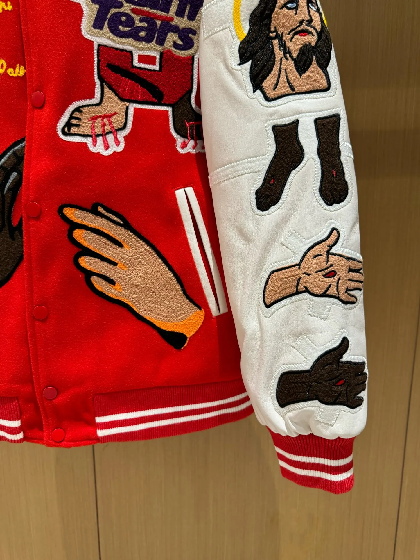 🧸High version SAINT MICHAEL high street vibe style ROCKY same heavy embroidered baseball jacket jacket for men and women p420 style number: 271# code number: S-XL high version heavy laser embroidery process quilted version one piece is enough for the winter in the north and south multiple splicing techniques for the whole piece YB customized dyeing color 3 times of pattern making to finalize heavy patch embroidery laser burning is required to carve out the template before embroidery can be carried out Only a few pieces are produced in a day, and the factory quantity is extremely low. It is different from the low-end versions on the market. You pay for the goods.